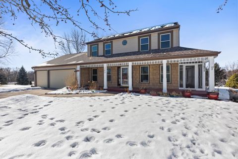 Photo of 243 Royal Oak Ct, Pewaukee, WI 53072 (MLS # 1950280)