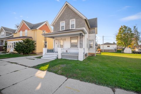 Photo of 1047 W Washington St, West Bend, WI 53095 (MLS # 1945541)