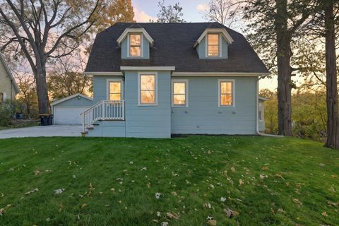 Photo of 10121 W Bungalow Pkwy, West Allis, WI 53214 (MLS # 1942296)