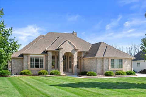 Photo of N37W22910 Wyndemere Dr, Pewaukee, WI 53072 (MLS # 1949775)