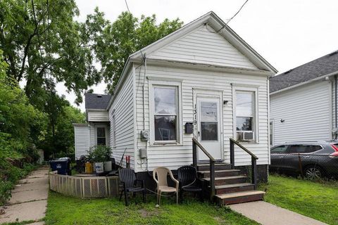 Photo of 1319 Maple St, Racine, WI 53404 (MLS # 1954484)