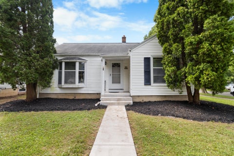 Photo of W63N399 Hillcrest Ave, Cedarburg, WI 53012 (MLS # 1983373)