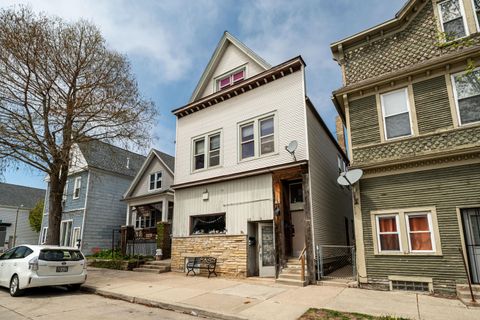 Photo of 808 E Clarke St, Milwaukee, WI 53212 (MLS # 1939090)