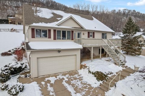 Photo of 1115 Jonathan Ln, La Crescent, WI 55947 (MLS # 1944794)