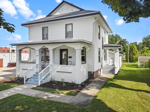 Photo of 210 E Walworth St, Elkhorn, WI 53121 (MLS # 1975536)