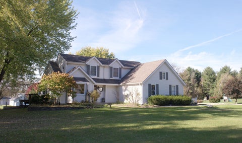 Photo of W360S2729 Scuppernong Dr, Ottawa, WI 53118 (MLS # 1986298)