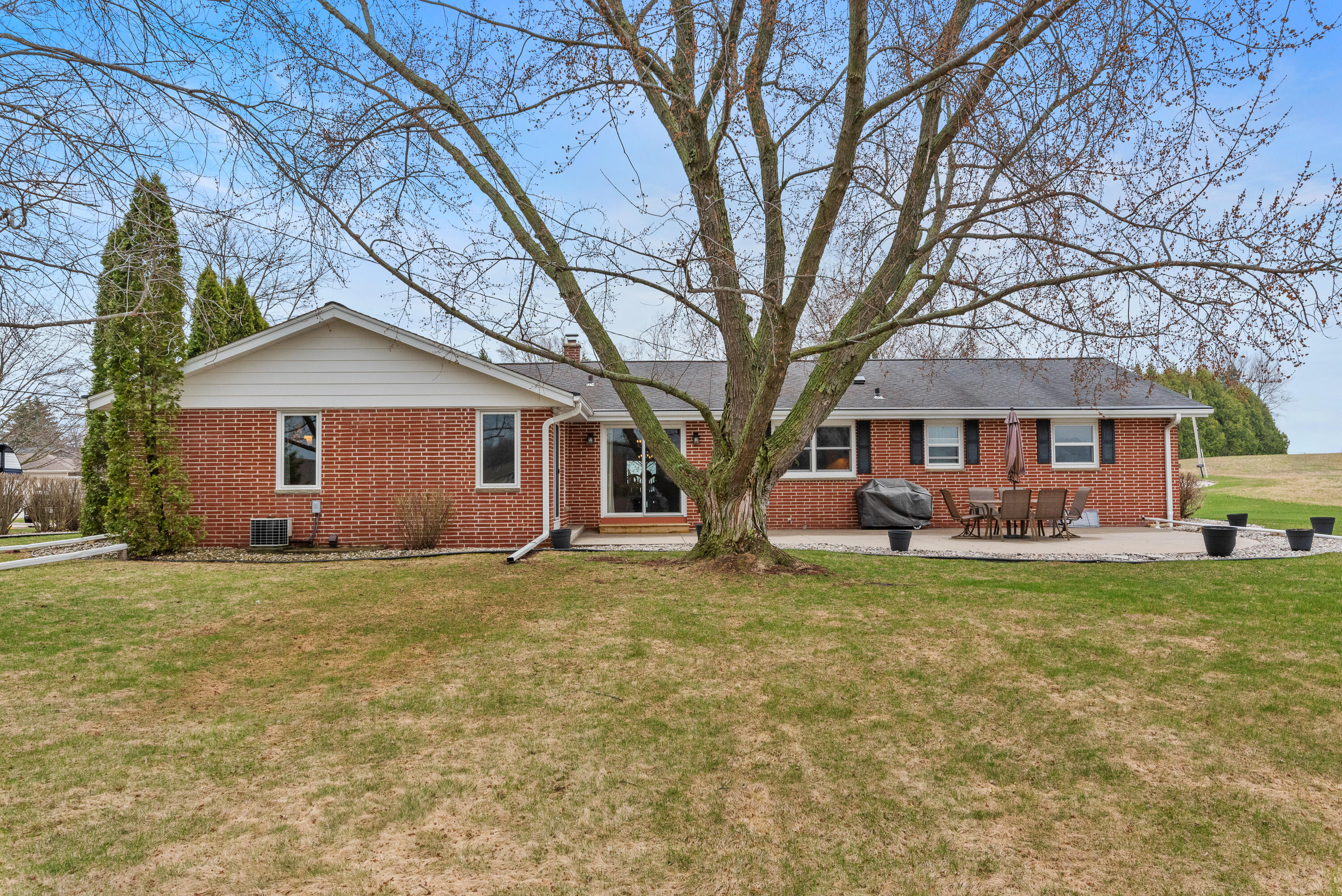 Fredonia, Wisconsin 53021, United States, 4 Bedrooms Bedrooms, ,3 BathroomsBathrooms,Residential,Pending,112652