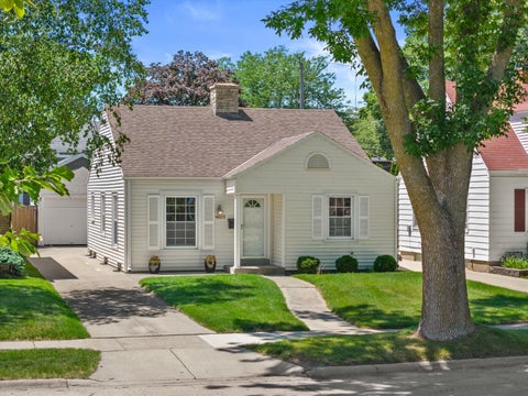 Photo of 4823 N Hollywood Ave, Whitefish Bay, WI 53217 (MLS # 1968192)