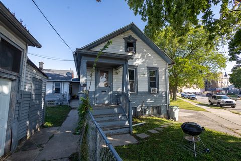 Photo of 734 W Windlake Ave, Milwaukee, WI 53204 (MLS # 1937950)