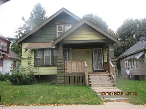 Photo of 1969 W Melvina St, Milwaukee, WI 53206 (MLS # 1951289)
