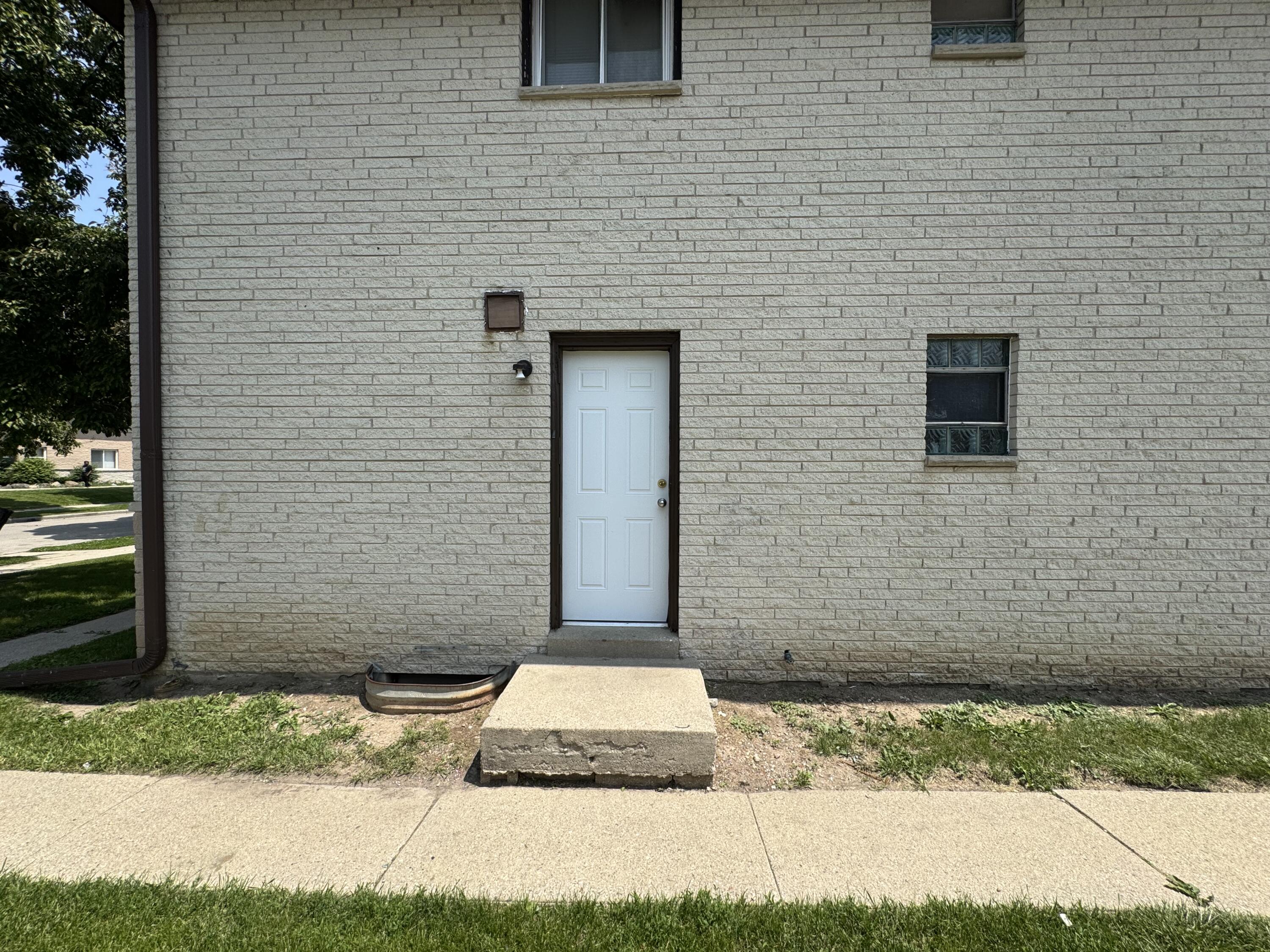 Milwaukee, Wisconsin 53225, United States, 2 Bedrooms Bedrooms, ,1 BathroomBathrooms,Residential,Active,104492