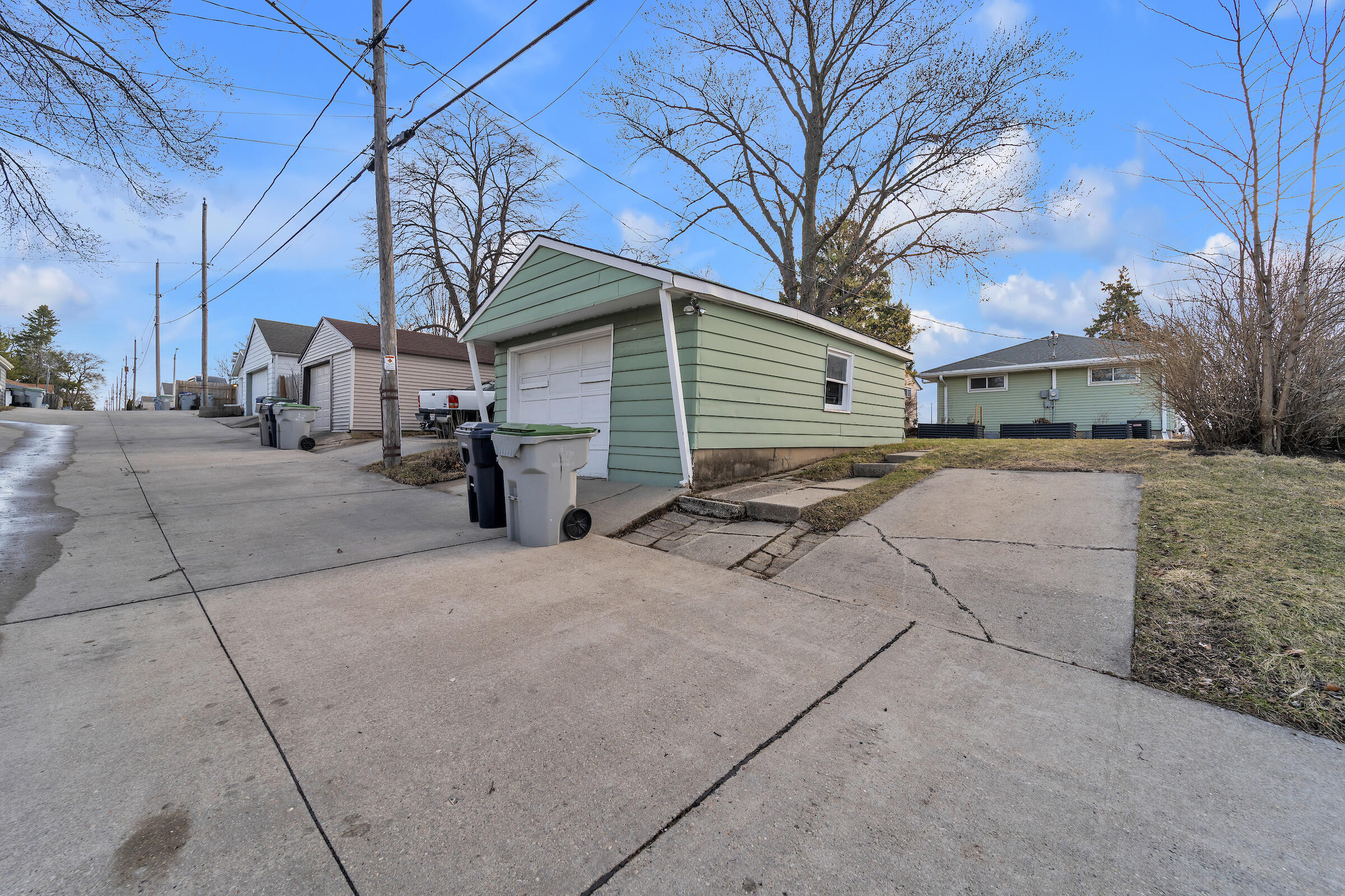 Milwaukee, Wisconsin 53207, United States, 3 Bedrooms Bedrooms, ,3 BathroomsBathrooms,Residential,Active,94366