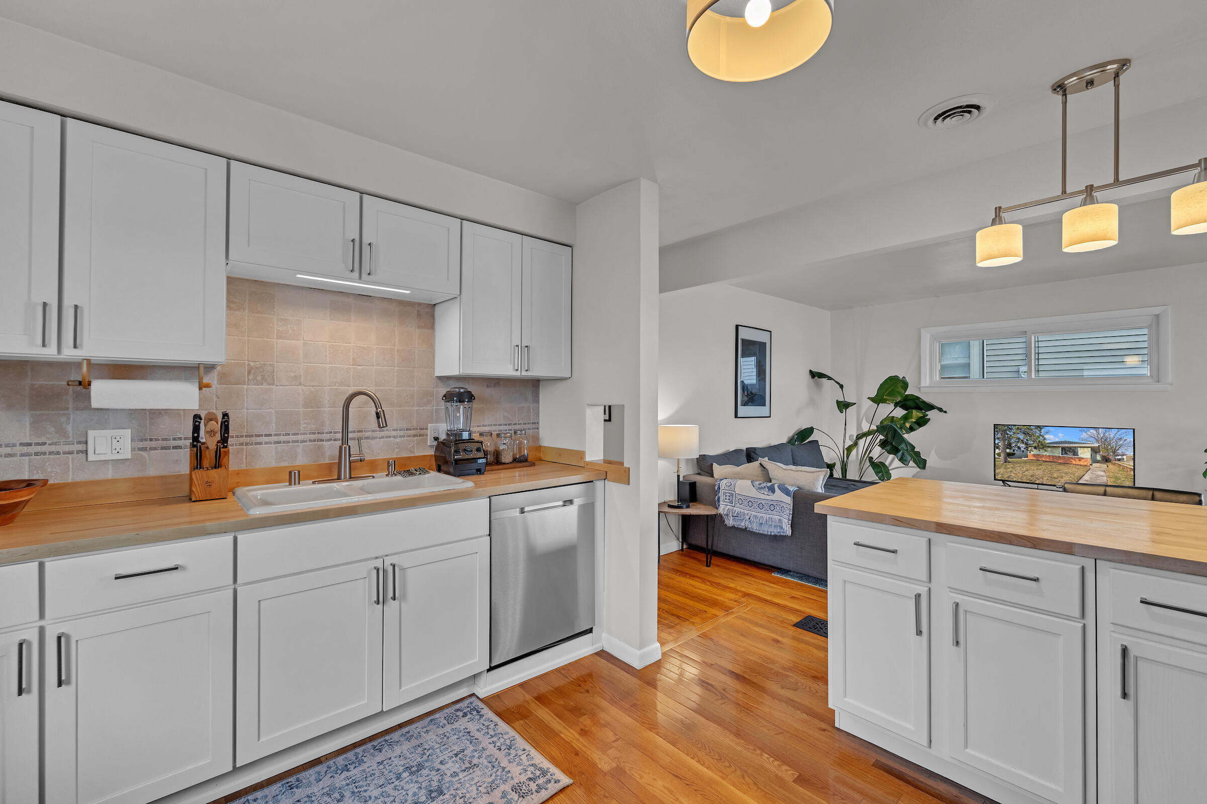 Milwaukee, Wisconsin 53207, United States, 3 Bedrooms Bedrooms, ,3 BathroomsBathrooms,Residential,Active,94366