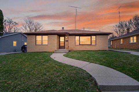 Photo of 2303 Lawn St, Racine, WI 53404 (MLS # 1956269)