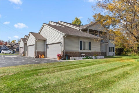 Photo of 934 Spring Ct, Newburg, WI 53095 (MLS # 1984633)