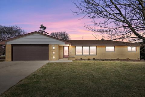 Photo of N77W14914 Menomonee Manor Dr, Menomonee Falls, WI 53051 (MLS # 1951157)