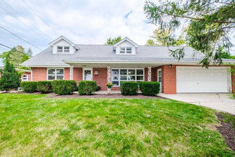 Photo of N88W17020 Main St, Menomonee Falls, WI 53051 (MLS # 1934571)