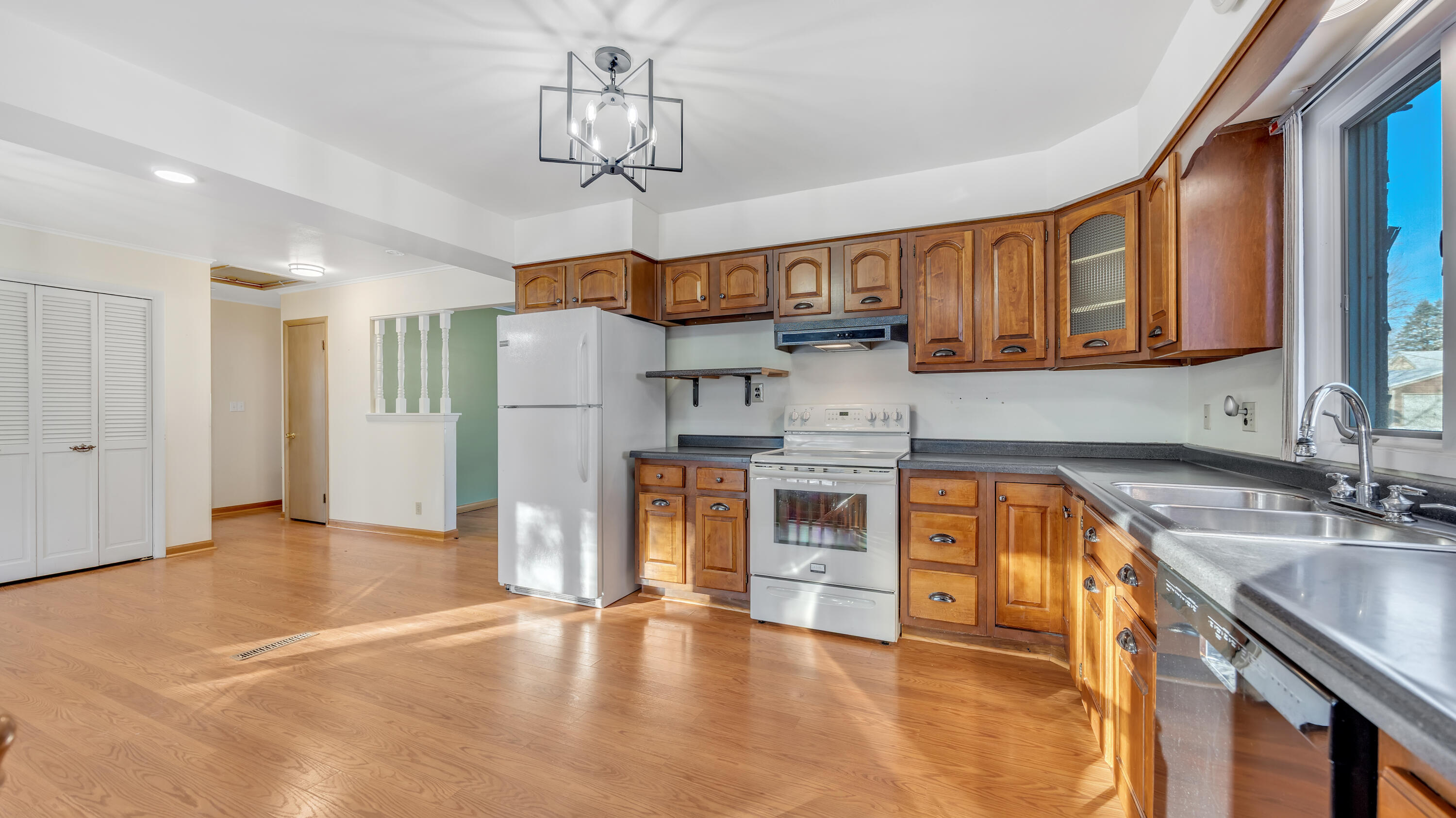 Sheboygan Falls, Wisconsin 53085, United States, 2 Bedrooms Bedrooms, ,2 BathroomsBathrooms,Residential,Active,252509