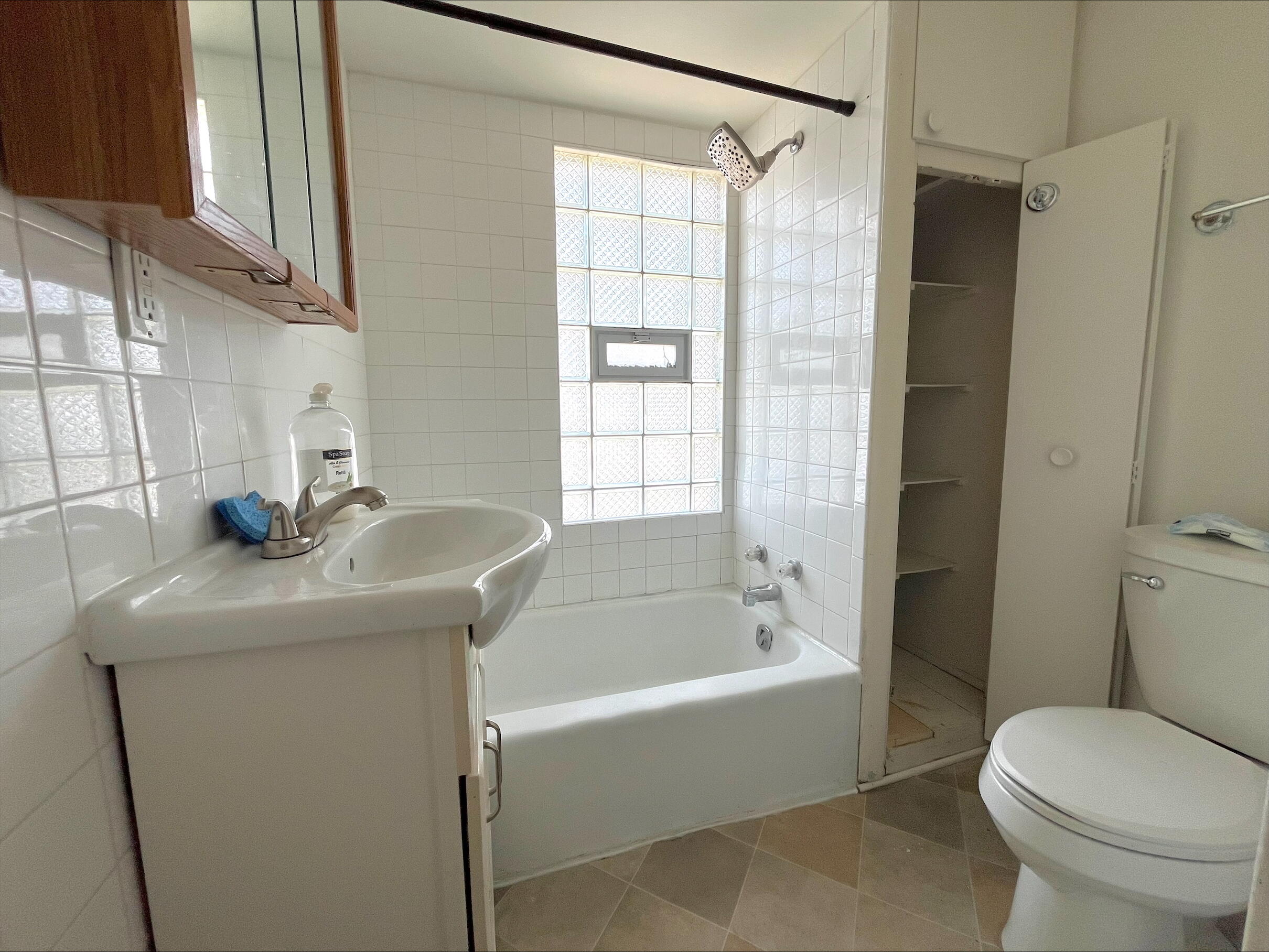 Kenosha, Wisconsin 53140, United States, 4 Bedrooms Bedrooms, ,2 BathroomsBathrooms,Residential,Pending,6386