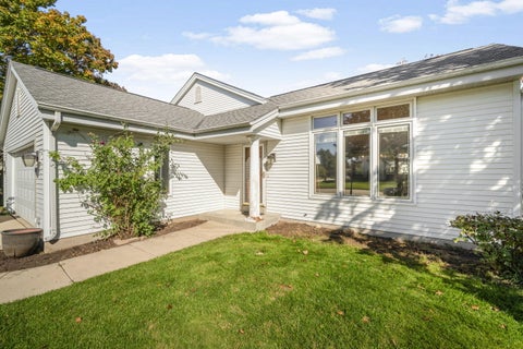Photo of 747 Laureate Dr, Pewaukee, WI 53072 (MLS # 1985725)