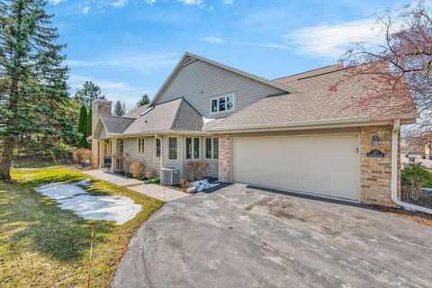 Photo of N21W24327 Cumberland Dr, Pewaukee, WI 53072 (MLS # 1954748)