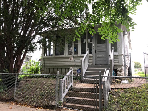 Photo of 2464 W Lloyd St, Milwaukee, WI 53205 (MLS # 1980146)