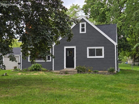 Photo of 11904 W Oakwood Dr, Franklin, WI 53132 (MLS # 1981467)
