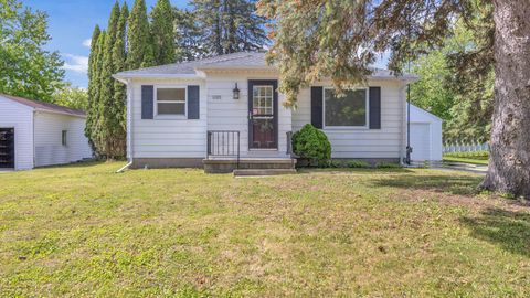 Photo of 2305 Mayflower Ave, Sheboygan, WI 53083 (MLS # 1965307)