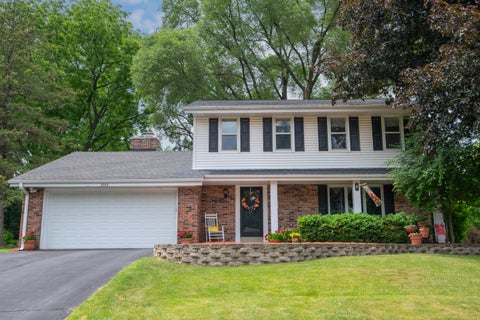 Photo of 2355 Guinevere Dr, Brookfield, WI 53045 (MLS # 1967097)