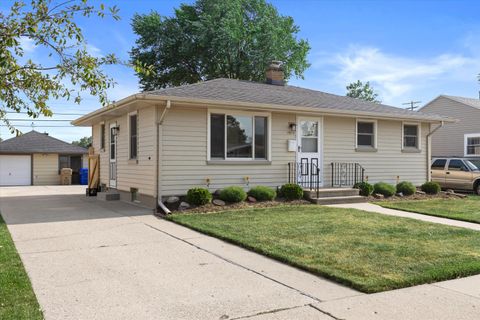 Photo of 1819 24th St, Kenosha, WI 53140 (MLS # 1972960)