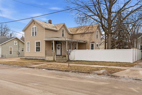 Photo of 708 Ferry St, La Crosse, WI 54601 (MLS # 1950900)
