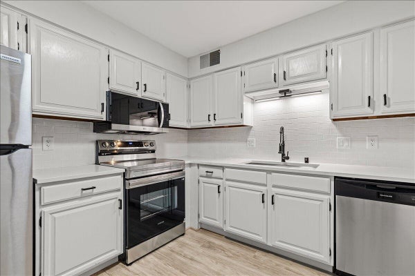 1906 E SHOREWOOD BLVD, MILWAUKEE, WI 53211 - Image 216f54a03398ce2b91c92acb8ef4890d/2546863780