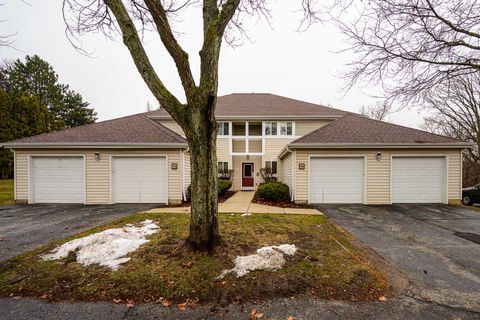 Photo of 801 W Puetz Rd, Milwaukee, WI 53154 (MLS # 1945818)