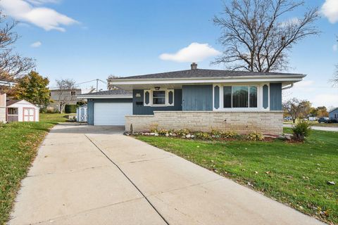 Photo of W180N8502 Pineview Ct, Menomonee Falls, WI 53051 (MLS # 1942584)