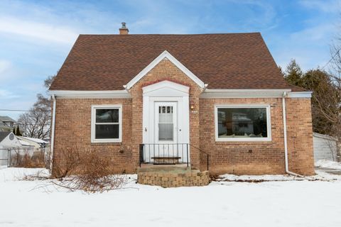 Photo of 1630 W Lawn Ave, Milwaukee, WI 53209 (MLS # 1950048)