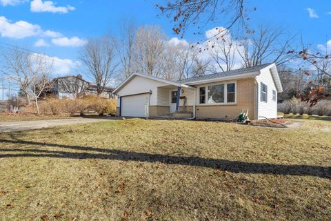 Photo of 2213 Parkfield Dr, West Bend, WI 53090 (MLS # 1950919)