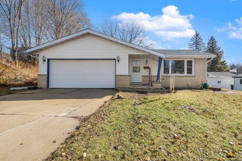 Photo of 2213 Parkfield Dr, West Bend, WI 53090 (MLS # 1950919)