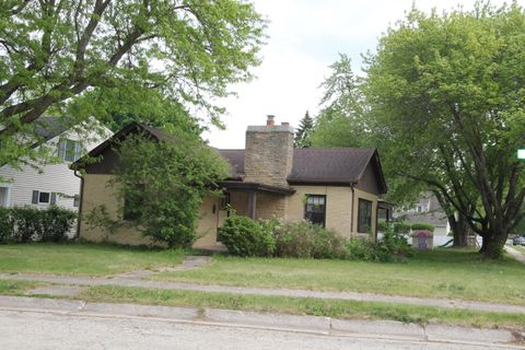 Photo of 431 Walnut St, Burlington, WI 53105 (MLS # 1962924)