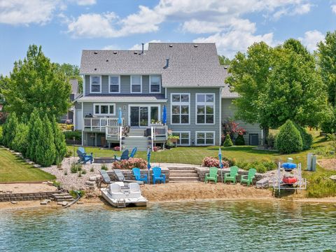 Photo of 10473 S George Dr, Oak Creek, WI 53154 (MLS # 1949270)