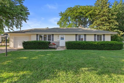 Photo of N92W17382 Forest Dr, Menomonee Falls, WI 53051 (MLS # 1927770)