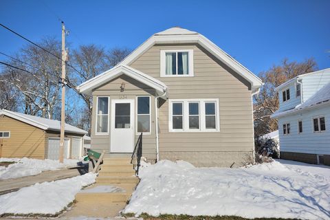 Photo of 1634 Chestnut St, South Milwaukee, WI 53172 (MLS # 1944759)
