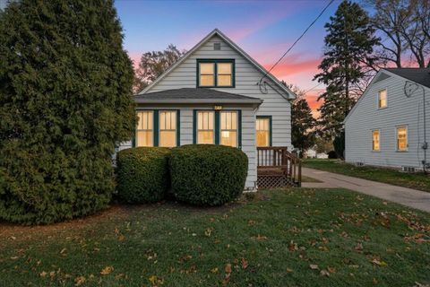 Photo of 925 Harding Ave, Waukesha, WI 53186 (MLS # 1943072)