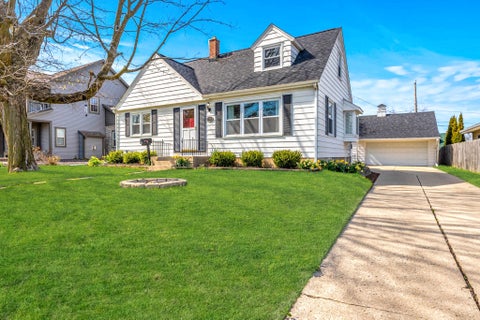 Photo of 224 Menomonee Ave, South Milwaukee, WI 53172 (MLS # 1917155)