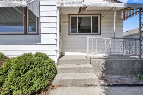 Photo of 916 W Eden Pl, Milwaukee, WI 53221 (MLS # 1957229)