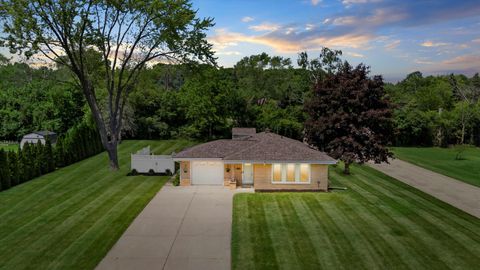 Photo of 2210 W Woodward Dr, Oak Creek, WI 53154 (MLS # 1921941)