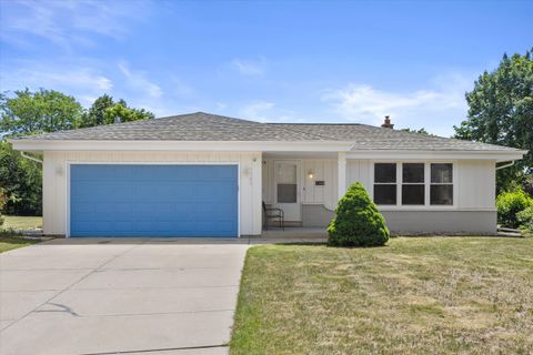 Photo of 7360 W Brunn Dr, Franklin, WI 53132 (MLS # 1963883)