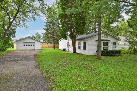 Photo of 27215 115th St, Salem Lakes, WI 53179 (MLS # 1979368)