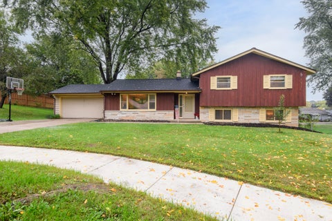 Photo of 606 Lee Ct, Waukesha, WI 53186 (MLS # 1982856)
