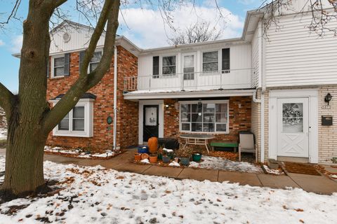 Photo of 5075 W Colonial Ct, Greenfield, WI 53220 (MLS # 1945501)