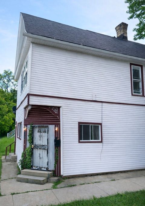 Photo of 2477 N 6th St, Milwaukee, WI 53212 (MLS # 1947666)